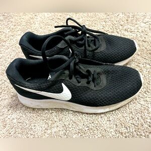 NIKE Women’s Tanjun shoe, size 9.5